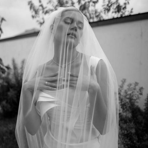 Вдохновляйтесь свадебными нарядами звездных муз и приходите к нам в студию. 07