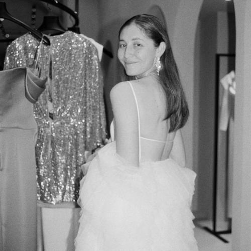 Вдохновляйтесь свадебными нарядами звездных муз и приходите к нам в студию. 04