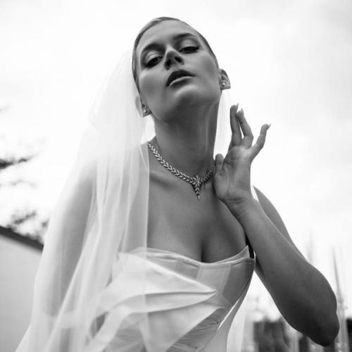 Вдохновляйтесь свадебными нарядами звездных муз и приходите к нам в студию. 06