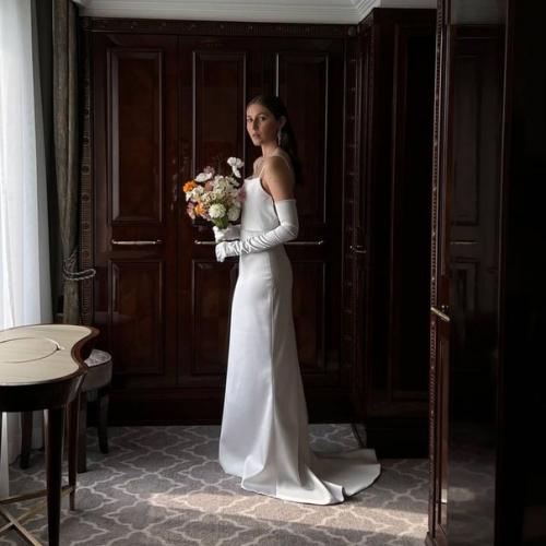 Вдохновляйтесь свадебными нарядами звездных муз и приходите к нам в студию. 02