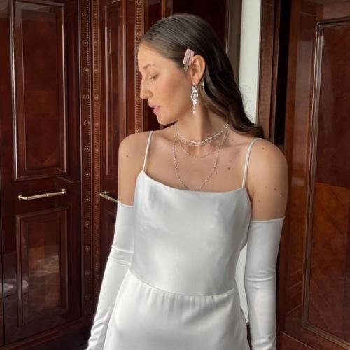 Вдохновляйтесь свадебными нарядами звездных муз и приходите к нам в студию. 01