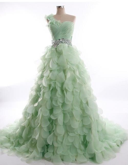 21 августа в пятницу мы приглашаем фотографов и моделей на ТФП съемку с шикарными платьями! 03