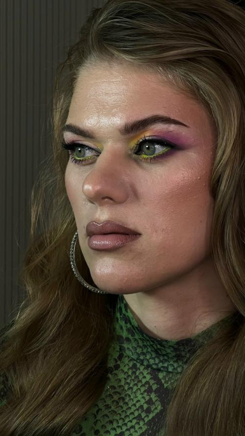 Цветной макияж + экспресс локоны ( из которых можно сделать собранную прическу). 03