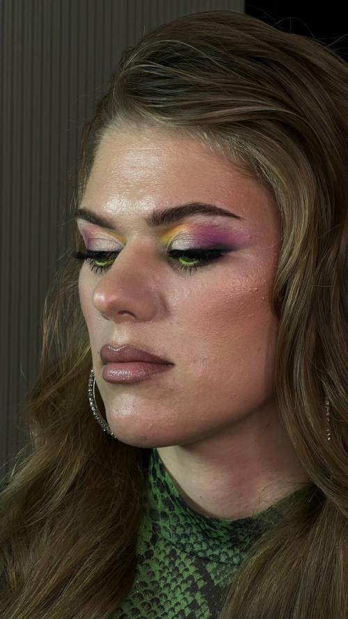 Цветной макияж + экспресс локоны ( из которых можно сделать собранную прическу). 02