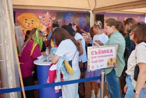 26 августа на Легко Фесте вместе с Gulli Girl триколор превратил девчонок в волшебниц. 04