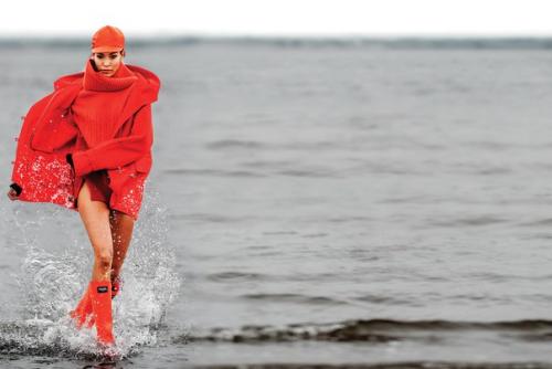 Color Splash: Джоан смолс в фотосессии Жиля бенсимона для Vogue M? 03