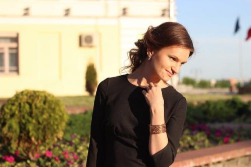 Не нужно ждать какого-то грандиозного праздника, для того чтобы надеть красивое платье, туфли, сделать прическу и макияж. 03