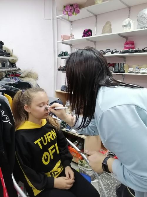 А вы знаете, что на каждой съемке у нас работает визажист - стилист! 05