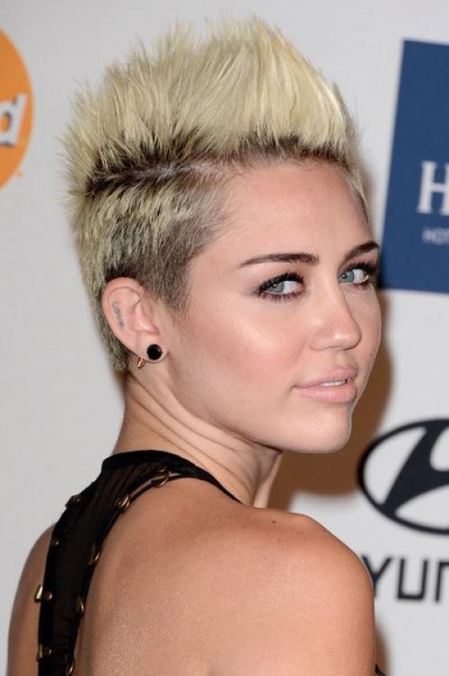 Короткие стрижки: пикси, боб и ёжик снова в моде. 08