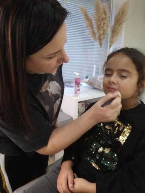 А вы знаете, что на каждой съемке у нас работает визажист - стилист! 03