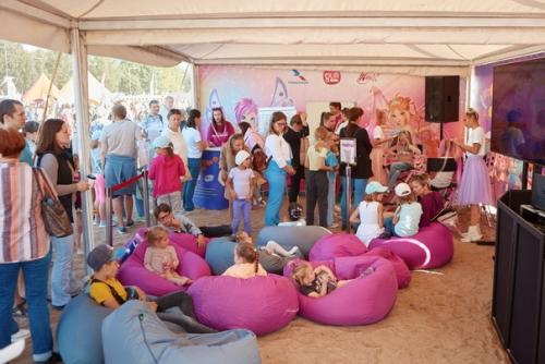 26 августа на Легко Фесте вместе с Gulli Girl триколор превратил девчонок в волшебниц. 09