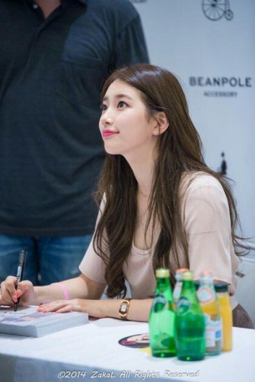 Suzy.  Пользователи сети критикуют Сюзи, за плохой макияж и прическу. 01