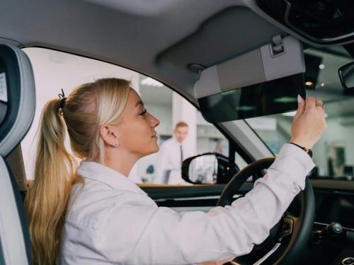 Для истинной автоледи в автомобиле главное - зеркало, в котором удобно поправить макияж или прическу …. 01