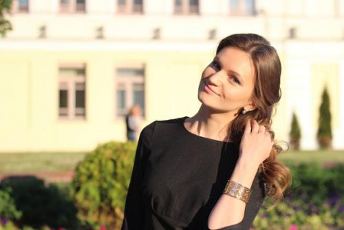 Не нужно ждать какого-то грандиозного праздника, для того чтобы надеть красивое платье, туфли, сделать прическу и макияж. 02