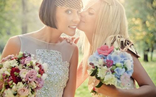 Подружки невесты. Подружек невесты может быть несколько, однако по правилам главной должна быть только одна. 01 Подружки невесты. Подружек невесты может быть несколько, однако по правилам главной должна быть только одна. 01