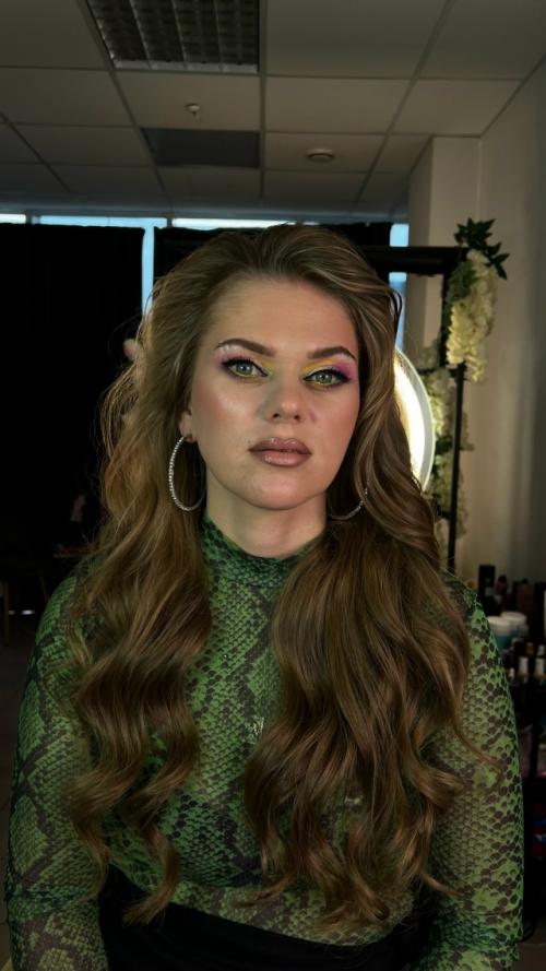 Цветной макияж + экспресс локоны ( из которых можно сделать собранную прическу). 01