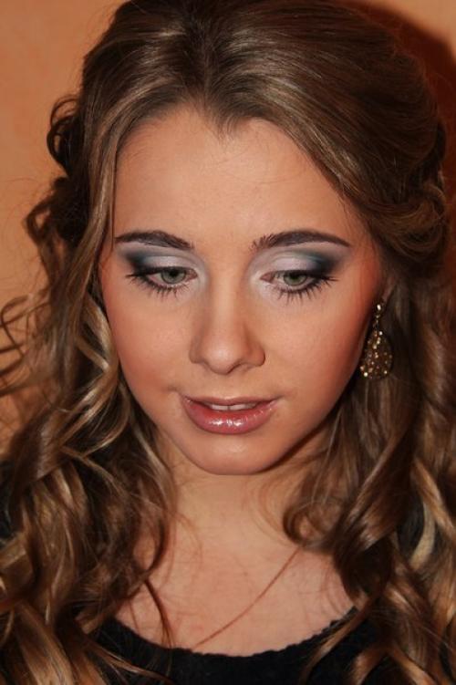 Стоимость свадебной прически: от 800 до 1400 рублей. 01