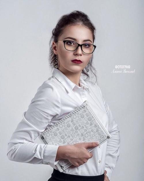 Дорогие девушки, предлагаю вам свои услуги профессионального визажиста, выполнение всех видов макияжа по доступным ценам. 07