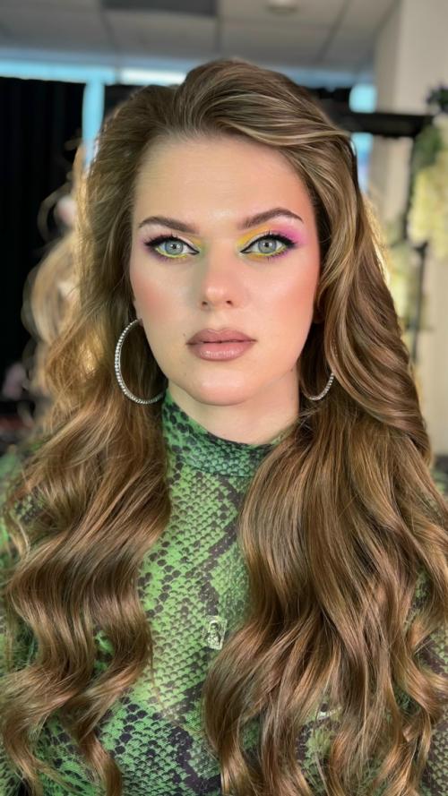 Цветной макияж + экспресс локоны ( из которых можно сделать собранную прическу). 04