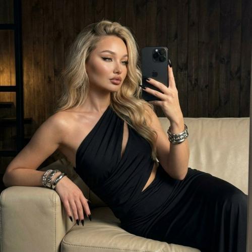 Создай стильное зеркальное селфи, не меняя черты лица.  