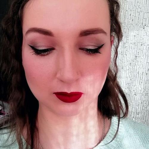 Лишь в том случае, если ты умеешь делать прическу, макияж, то это конечно хорошо. 01