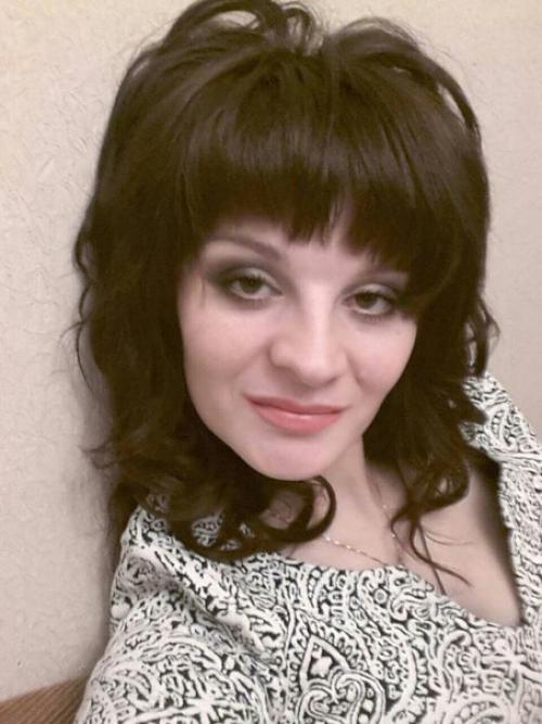 А это яркая и прекрасная Анна с прической и макияжем для праздничного мероприятия. 02