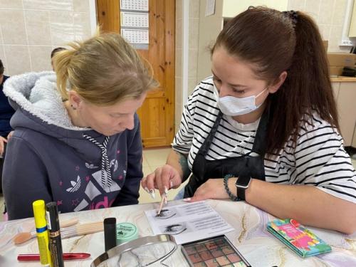 В салоне красоты Кудряшка нашим девушкам сделали новый маникюр, красивые прически и побеседовали о том, как правильно делать макияж лица. 02