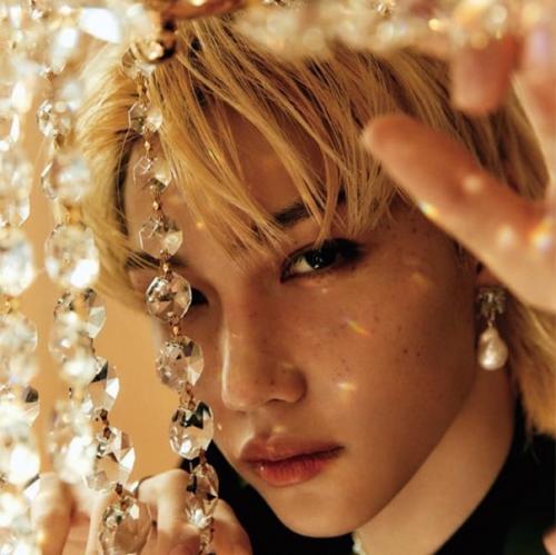 Феликс: я считаю, что это круто, когда модель - мужчина хорошо снимает женскую одежду или красочную прическу и макияж. 01