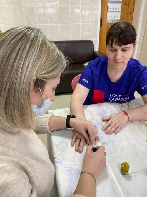 В салоне красоты Кудряшка нашим девушкам сделали новый маникюр, красивые прически и побеседовали о том, как правильно делать макияж лица. 07