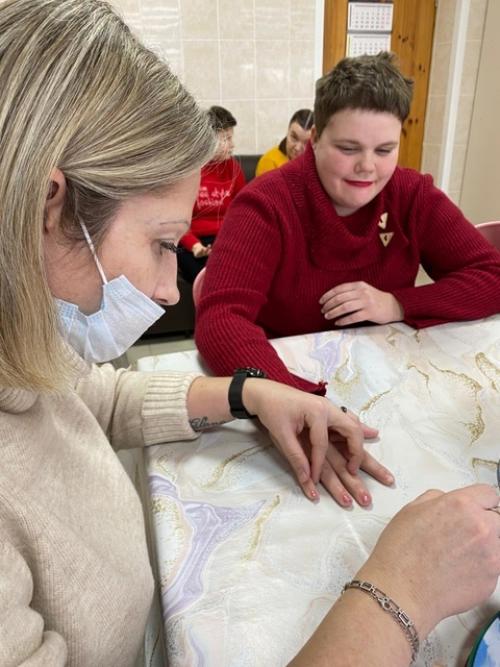 В салоне красоты Кудряшка нашим девушкам сделали новый маникюр, красивые прически и побеседовали о том, как правильно делать макияж лица. 01