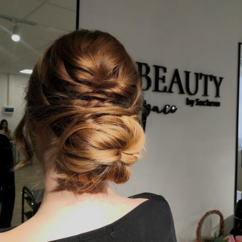 Иногда мы с невестами принимаем решение сделать 2 пробные прически, чтобы увидеть, как именно будут обе идеи выглядеть на конкретных волосах. 01