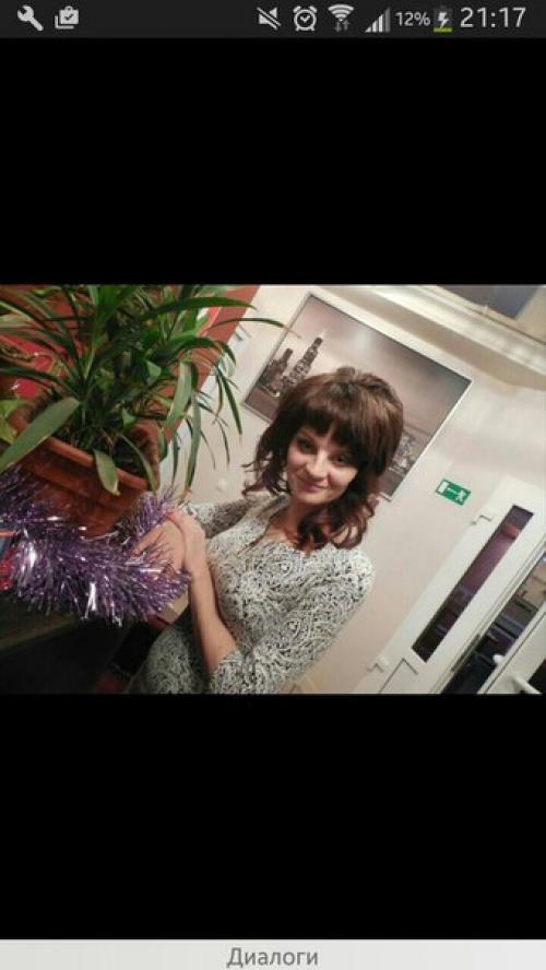 А это яркая и прекрасная Анна с прической и макияжем для праздничного мероприятия. 01