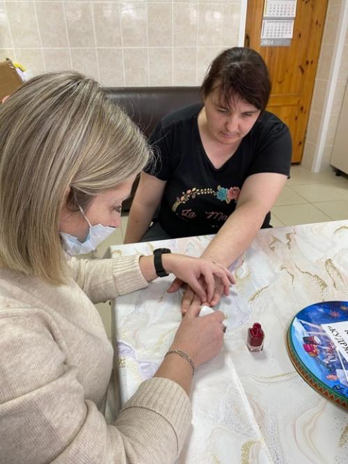 В салоне красоты Кудряшка нашим девушкам сделали новый маникюр, красивые прически и побеседовали о том, как правильно делать макияж лица. 09