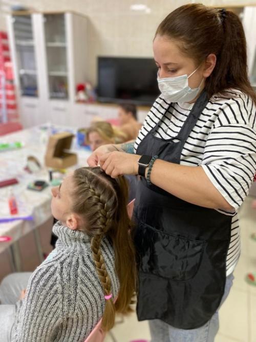 В салоне красоты Кудряшка нашим девушкам сделали новый маникюр, красивые прически и побеседовали о том, как правильно делать макияж лица. 06