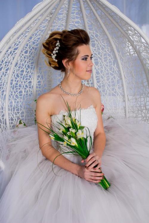 Для постановочной фотосъемки утра невесты нужна стройная девушка приятной внешности. 02