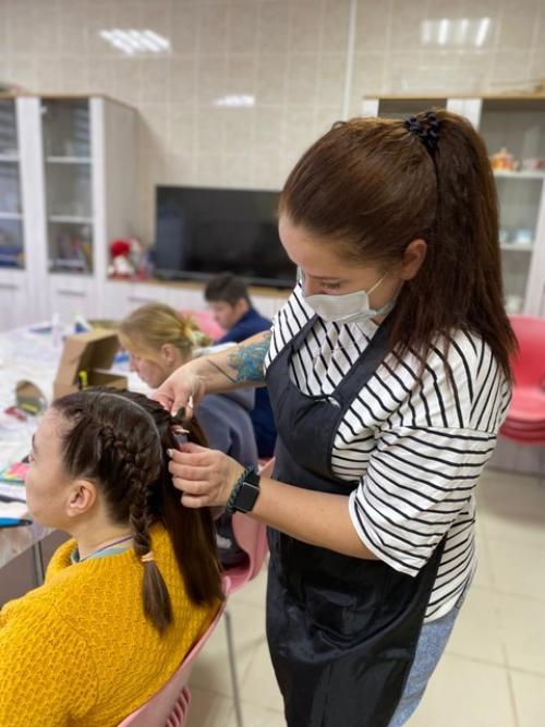 В салоне красоты Кудряшка нашим девушкам сделали новый маникюр, красивые прически и побеседовали о том, как правильно делать макияж лица. 04