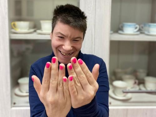 В салоне красоты Кудряшка нашим девушкам сделали новый маникюр, красивые прически и побеседовали о том, как правильно делать макияж лица. 03