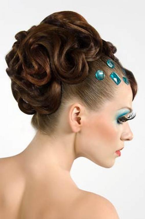 Дорогие выпускницы!  Открыта запись на профессиональный макияж и прическу, для самого яркого выпускного. 01