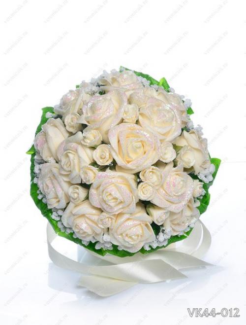 В образе невесты все должно быть безупречно: прическа, макияж, платье, фата и, конечно же, букет. 02