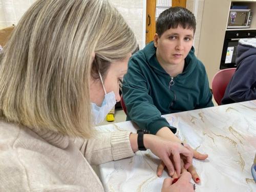 В салоне красоты Кудряшка нашим девушкам сделали новый маникюр, красивые прически и побеседовали о том, как правильно делать макияж лица. 05