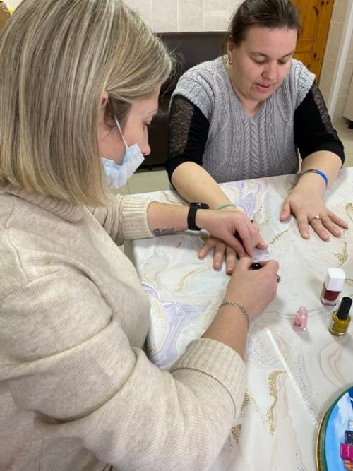 В салоне красоты Кудряшка нашим девушкам сделали новый маникюр, красивые прически и побеседовали о том, как правильно делать макияж лица. 08