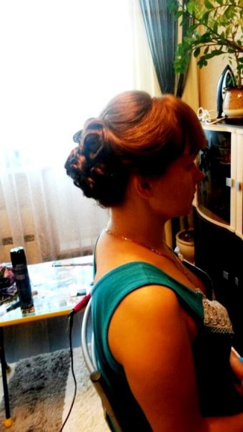 Здравствуйте. Предлагаю услуги визажиста - парикмахера. 04