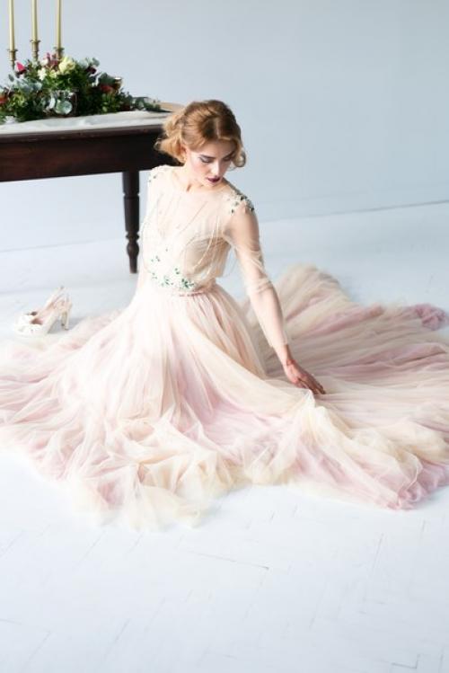 Она говорила, а офицер смотрел на неё особенным взглядом - всякая девушка мечтает, что когда-нибудь на неё будут так смотреть. 02