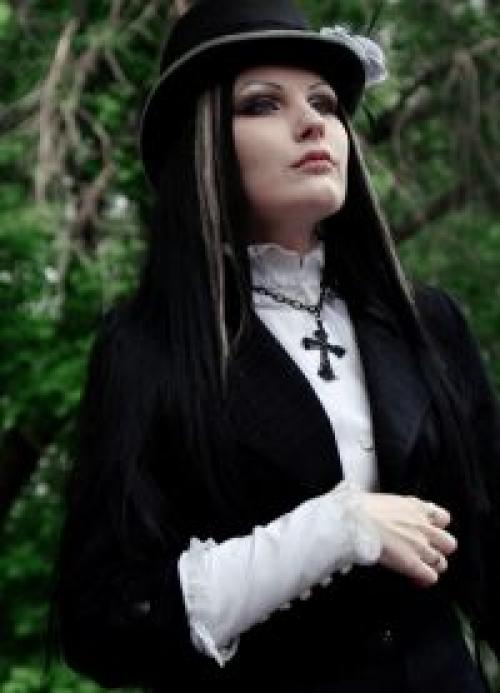 Прическа в готическом стиле средневековья. Готическая одежда. 

Готический стиль в одежде все большую популярность приобретает.
