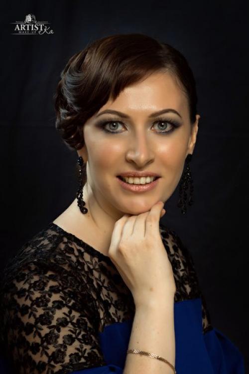 Знакомьтесь - Анна.  В этом проекте она примерила на себя необычный для нее образ. 01