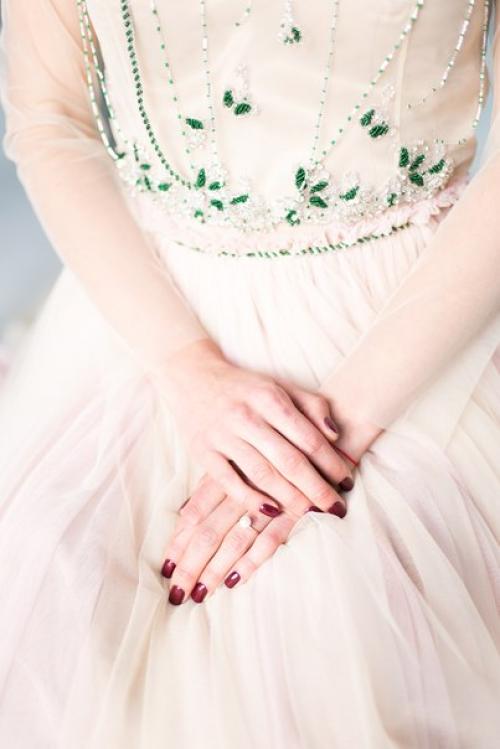 Она говорила, а офицер смотрел на неё особенным взглядом - всякая девушка мечтает, что когда-нибудь на неё будут так смотреть. 01