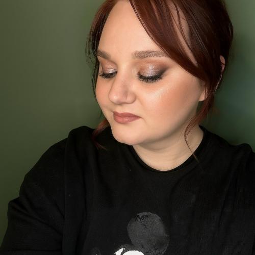 Сделали репетиционные макияж и прическу на зимнюю свадьбу Даше.

