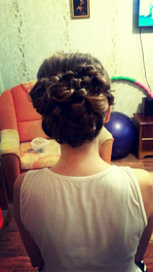 Здравствуйте. Предлагаю услуги визажиста - парикмахера. 09