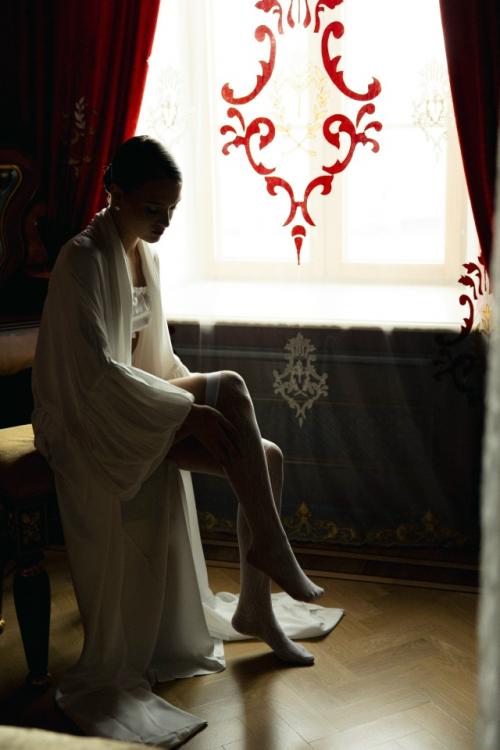 Платье висит на вешалке, туфли ждут своего выхода, а букет лежит на столе. 02 Платье висит на вешалке, туфли ждут своего выхода, а букет лежит на столе. 02