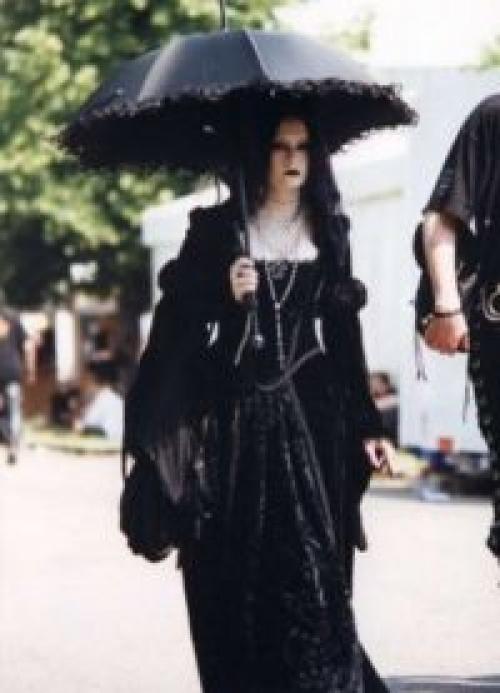 Прическа в готическом стиле средневековья. Готическая одежда. 

Готический стиль в одежде все большую популярность приобретает.